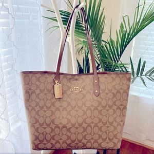 COACH Town Tote in Signature Canvas (Khaki/Saddle 2)